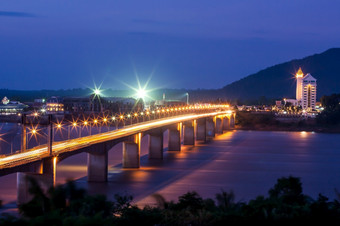 风景如画的pakse桥在的湄公河河黄昏照亮灯反射的河champasak老挝焦点的桥