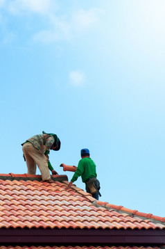 两个亚洲构造函数安装屋顶瓷砖前的屋顶下建设屋面建设