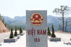 越南大理石里程碑标志的国家高速公路附近vietnam-laos边境
