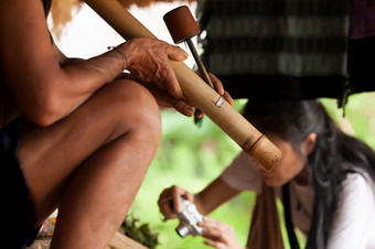 身份不明的老熔岩部落男人。吸烟传统的烟草竹子一个气泡而女旅游参观村博拉老挝焦点一个气泡