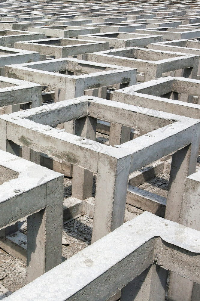 很多低质量预制混凝土盒子开放空间混凝土块混凝土正方形高角视图