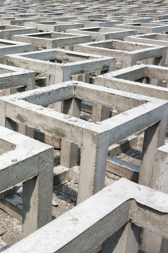 很多低质量预制混凝土盒子开放空间混凝土块混凝土正方形高角视图