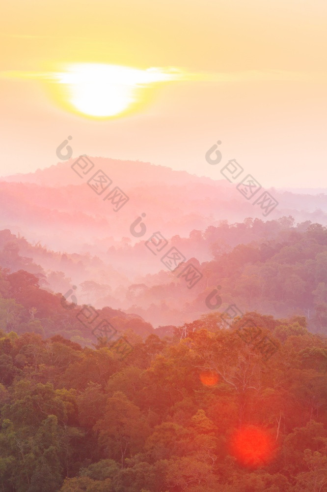 金日出照下来周围的山和前树冠神奇的光春天季节风景优美的景观热带森林南不国家公园泰国