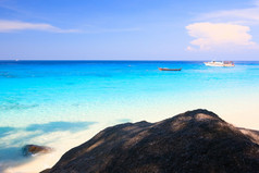 绿松石蓝色的海水和清晰的蓝色的天空下的阳光Similan岛屿夏天时间热带岛Similan国家公园喘气俄罗斯省南泰国