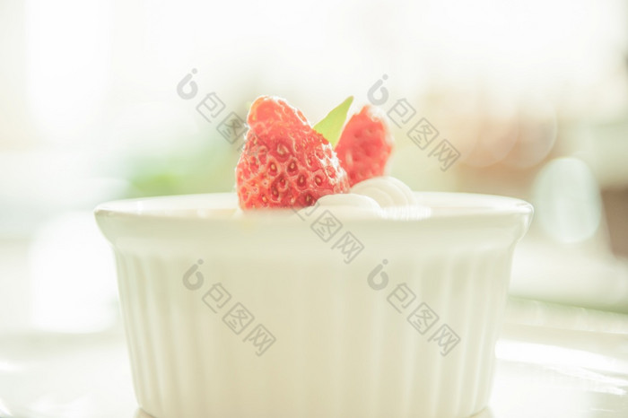 复古的风格噪音Brulee烧奶油与草莓白色杯白色背景