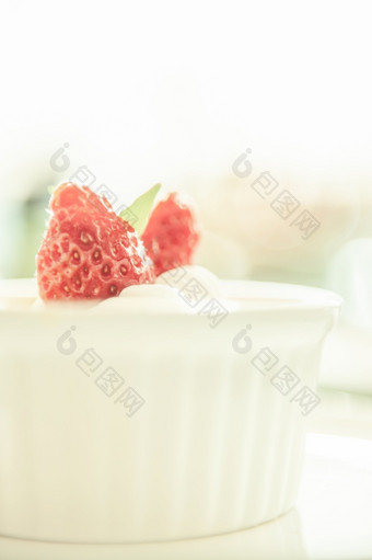 复古的风格噪音Brulee烧奶油与草莓白色杯白色背景
