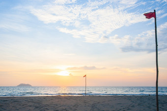和平海滩视图天际线与的太阳会下来<strong>红色</strong>的<strong>旗帜</strong>前景海洋和岛背景泰国