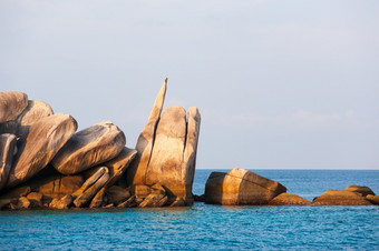 硬和温柔的美丽的岩石蓝色的海洋日落光夏天季节安达曼海KOHSimilan国家公园喘气俄罗斯省南泰国