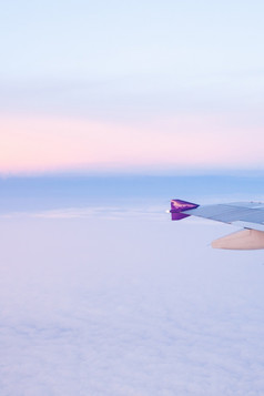 和平视图从飞机窗口座位轻轻云和美丽的天空《暮光之城》软日落冬天季节