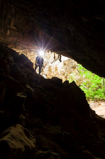 年轻的男人。探索神秘洞穴与火炬phraya那空洞穴大洞穴哪一个有洞的天花板允许阳光穿透的洞穴大多数受欢迎的吸引力巴蜀府基里汗泰国