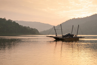 和平视图游客和车辆当地的车渡船sirikit湖南省泰国旅行<strong>日落</strong>时间夏天季节美丽的云山筏背景金光简单的生活