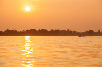 简单的生活金光照下来周围的湄公河河钓鱼船返回首页的晚上<strong>不</strong>孔岛潘<strong>不</strong>champasak南老挝<strong>夏</strong>天季节温暖的语气复制空间