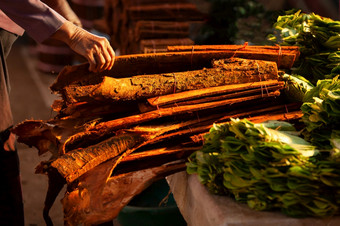肉桂木和betle的当地的市场的早....paksechampasak老挝温暖的语气美丽的光浅部门场