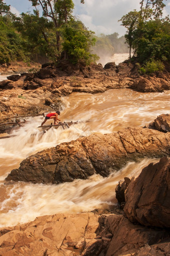 老挝渔夫急流科恩帕恒瀑布的湄公河河的科恩帕恒瀑布是的最大东南亚洲神奇的风景优美的瀑布多雨的季节champasak老挝长曝光温暖的语气