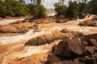 老挝渔夫急流科恩帕恒<strong>瀑布</strong>的湄公河河的科恩帕恒<strong>瀑布</strong>是的最大东南亚洲神奇的<strong>风景</strong>优美的<strong>瀑布</strong>多雨的季节champasak老挝长曝光温暖的语气