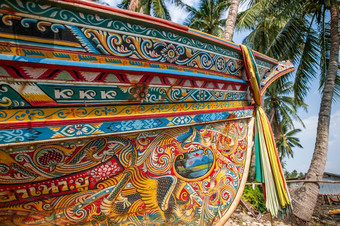 北大年泰国7月美丽的科莱船传统的thai-malayu钓鱼船色彩斑斓的壁画绘画和颜色布挂的弓的船离开武里府