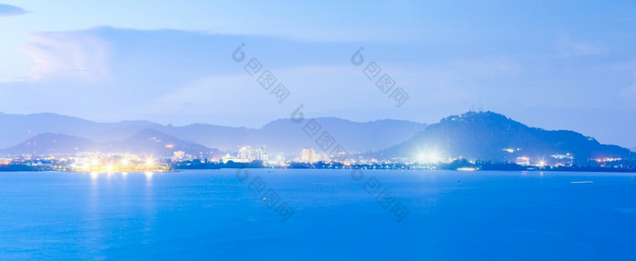普吉岛岛《暮光之城》美丽的现代城市与光山和日落天空背景《暮光之城》反映的海前景前旅游景点泰国夏天季节全景视图