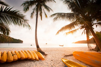 美丽的时间太阳设置在的海黄色的海皮艇沙子海滩和椰子树前景当地的<strong>钓鱼</strong>船和游艇背景夏天<strong>季节</strong>KOH这丁字裤国家公园这封信他尼府泰国温暖的语气