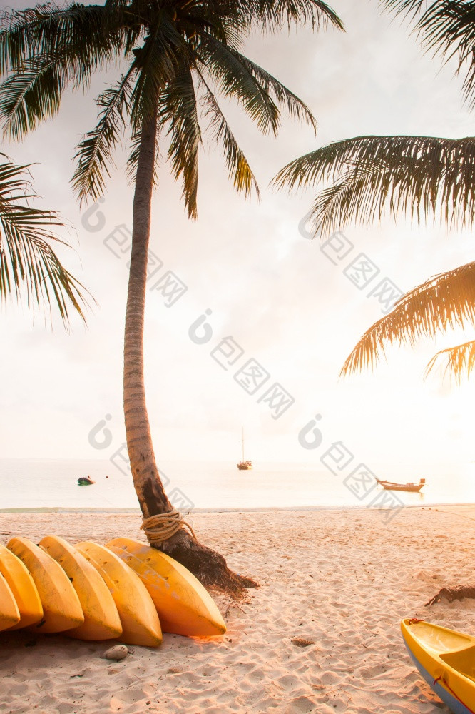 美丽的时间太阳设置在的海黄色的海皮艇沙子海滩和椰子树前景当地的钓鱼船和游艇背景夏天季节KOH这丁字裤国家公园这封信他尼府泰国温暖的语气