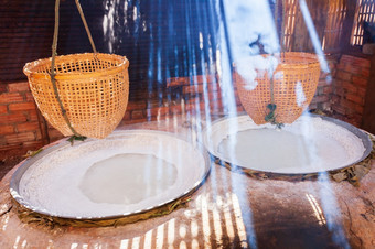 古老的方法沸腾盐水成纯盐kluea南泰国美丽的烟阳光照下来周围古老的盐坑和竹子篮子传统的岩石盐盐文化历史盐