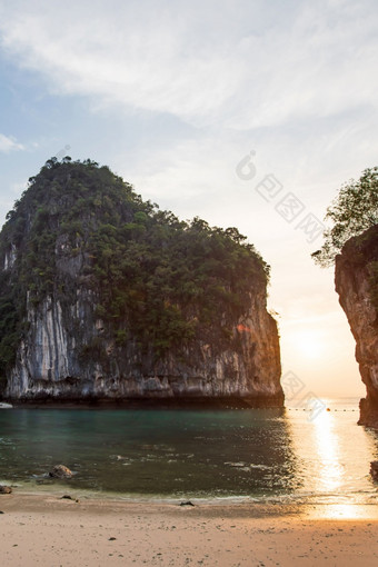 风景优美的曲线热带海滩早....光日出照通过神奇的悬崖蓝色的海和白色沙子海滩夏天季节KOH在香港岛安达曼海甲米泰国夏天季节复制空间