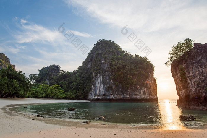 风景优美的曲线热带海滩早....光日出照通过神奇的悬崖蓝色的海和白色沙子海滩夏天季节KOH在香港岛安达曼海甲米泰国夏天季节复制空间