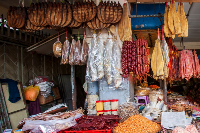 各种干食物干鱼商店大干鱼烟熏鱼虾香肠和其他干食物断续器thmei市场金边在金边城市这市场旅游吸引力柬埔寨