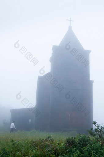 高棉语但走的古老的天主教教堂的雾早....远程<strong>结算</strong>构建的法国殖民者非常罕见的视线柬埔寨柏威莫尼翁山毛榉国家公园贡布的教堂开放的公共