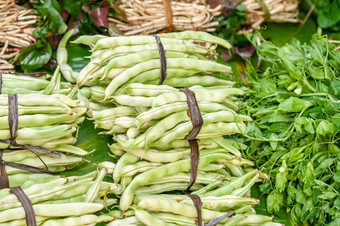 新鲜的和郁郁葱葱的豇豆亚德隆豆和其他蔬菜香蕉叶的当地的市场南萨云南中国食物文化浅部门场