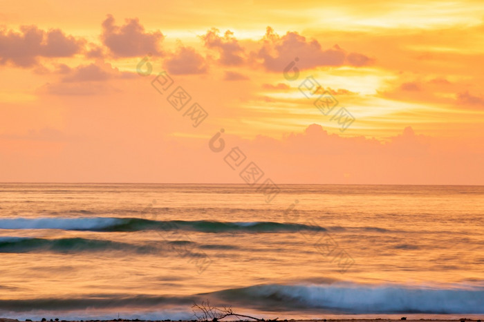 神奇的风景优美的海景黄昏色彩斑斓的日落天空与云夏季软橙色发光毯子的天空轻轻波长曝光运动模糊背景和表面