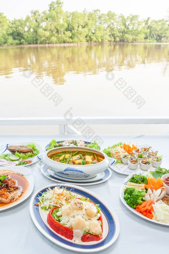 东南亚洲厨房集日本虾与沙拉鱼器官酸汤泰国风格鱼酱汁南部风格炸马鲅鱼中国人风格服务白色台布与风景优美的视图河畔
