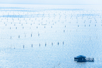 空中视图很多传统的鱼陷阱木浮动房子和渔夫钓鱼船的宋卡湖神奇的<strong>风</strong>景视图黄昏简单的<strong>生活风</strong>格宋卡湖的只有自然湖泰国