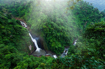 高角视图的热带瀑布包围绿色热带森林的湿季节考县Yai国家公园泰国旅游假期概念