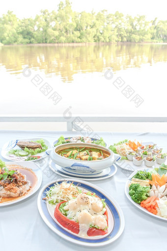 亚洲厨房集泰国鱼器官酸汤炸虾沙拉虾粘贴辣椒酱汁与新鲜的虾新鲜的虾鱼酱汁辣的虾沙拉油炸咸马鲅鱼和辣的鱼沙拉