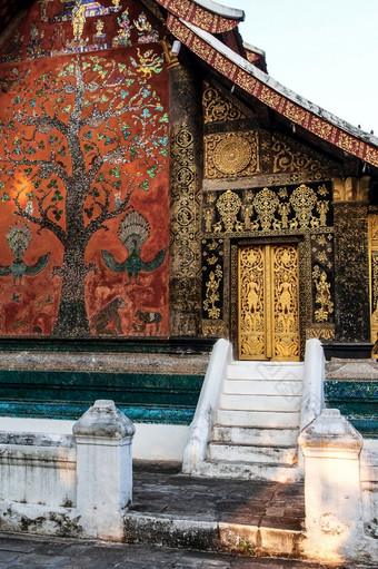 的风景如画的exteriors的古老的佛教寺庙什么川丁字裤金绘画染色玻璃装饰墙和木门銮prabang老挝的寺庙开放的公共