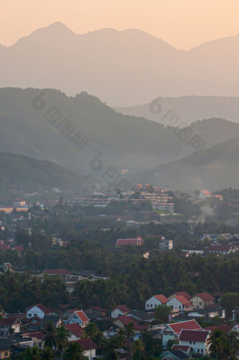 宁静的视图銮prabang古老的小镇包围山黄昏旅行目的地老挝和<strong>东南亚</strong>洲联合国教科文组织世界遗产网站