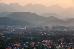 宁静的视图銮prabang古老的小镇包围山黄昏旅行目的地老挝和东南亚洲联合国教科文组织世界遗产网站