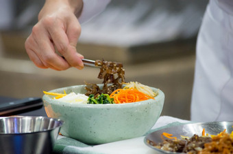 石锅拌饭朝鲜文食物老板准备食物餐老板烹饪厨房