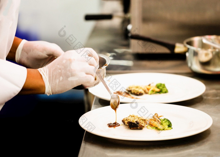 老板烹饪老板准备食物老板装修菜的厨房