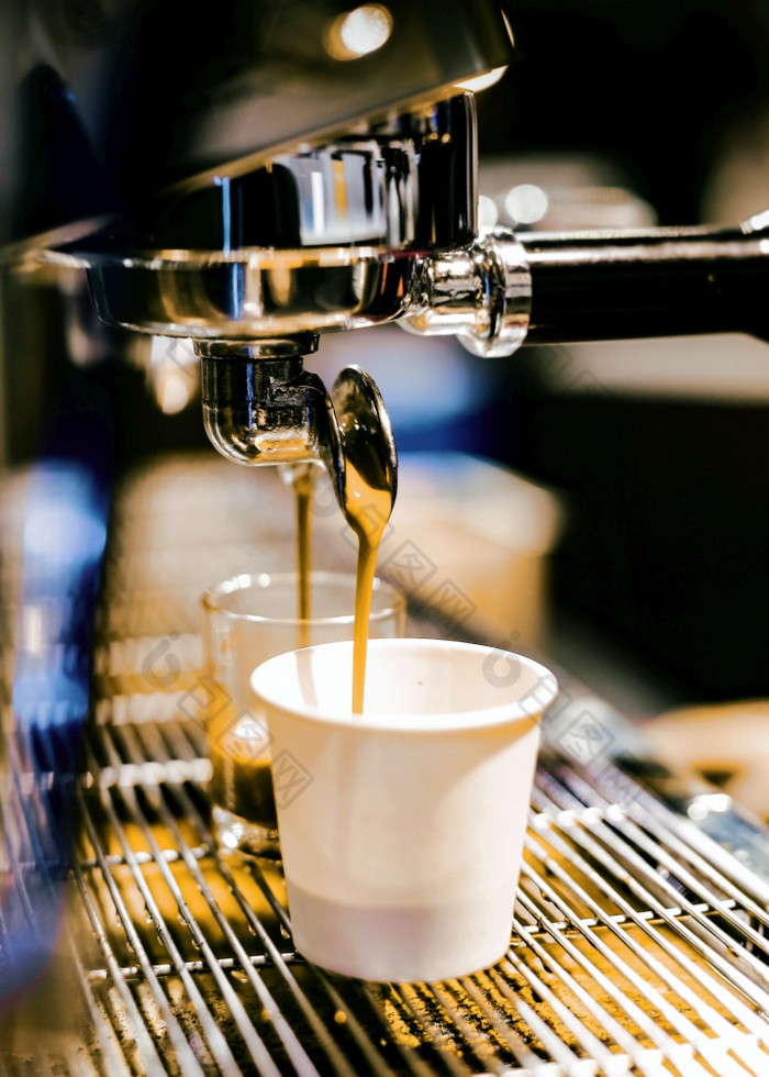 表示机酝酿咖啡咖啡倒成眼镜咖啡商店表示倒从咖啡机