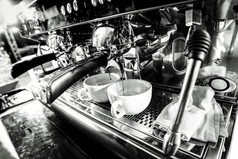 咖啡师工作咖啡商店关闭咖啡师按地面咖啡使用夯咖啡师使咖啡portafilter概念