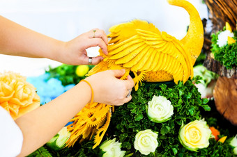 泰国水果雕刻与手蔬菜和水果雕刻
