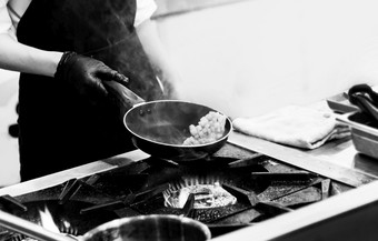 老板准备食物老板烹饪厨房老板工作黑色的白色