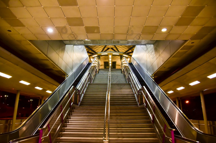 楼梯天空火车站自动扶梯和楼梯火车站