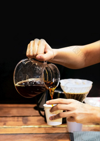 咖啡师使咖啡咖啡师倒滴咖啡成玻璃
