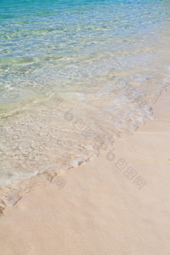 拉伸加勒比蓝色的海而且白色沙子与copyspace