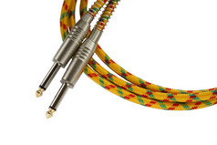 古董斜纹软呢电缆而且铬插头使用为连接音乐的仪器放大器孤立的白色背景