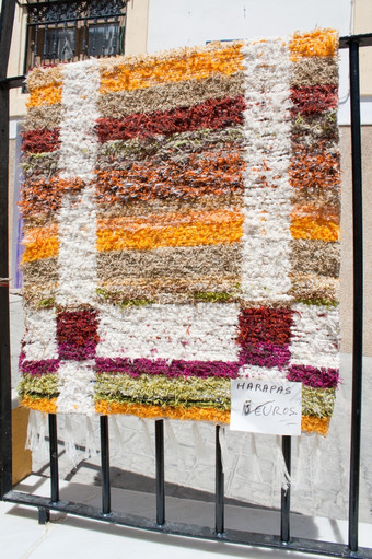 典型的西班牙语手工制作的地毯为出售的村尼贾尔阿尔梅里亚安达卢西亚西班牙