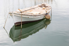 老白色饱经风霜的木划船船小艇停泊港口希腊
