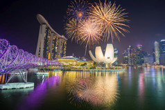 美丽的烟花在摘要城市庆祝新一年晚上时间